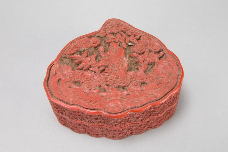 剔红八仙图桃式盒