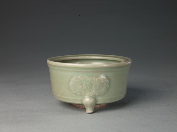 龙泉窑青釉凸花三足炉