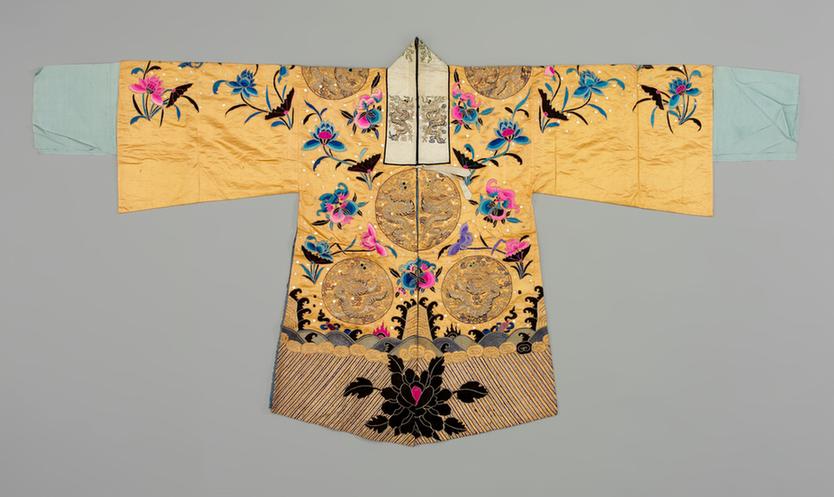 杏黄色缎绣蝠寿莲金十团龙纹女帔