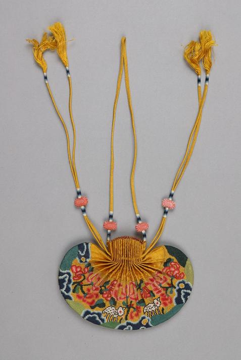 黄色缎口满纳菊花羊纹腰圆荷包