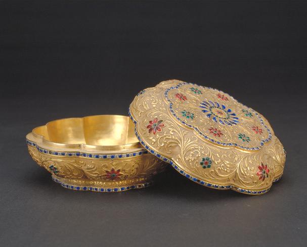 铜镀金嵌料石盒