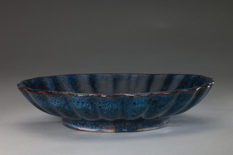 石湾窑灰蓝釉菊瓣盘