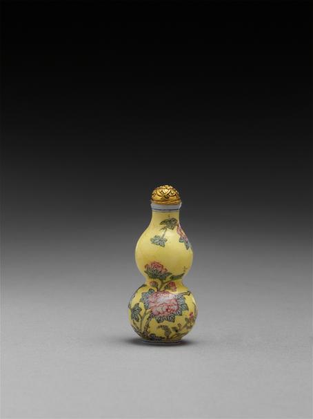 乾隆款黄色玻璃胎画珐琅牡丹纹葫芦式鼻烟壶
