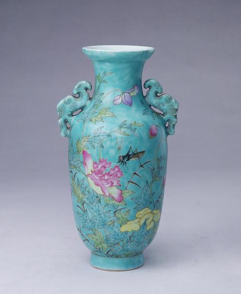 绿地粉彩草虫花卉纹撇口瓶