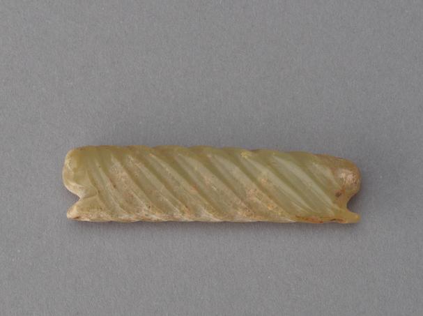 青玉双头虫形佩