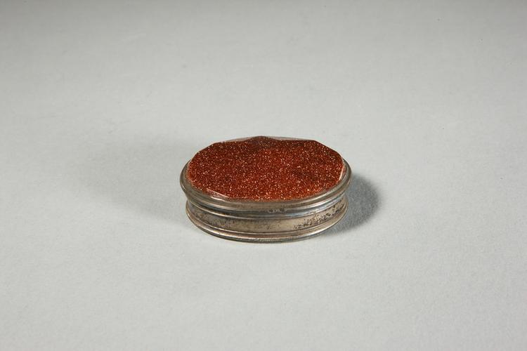 银嵌金星石粉盒