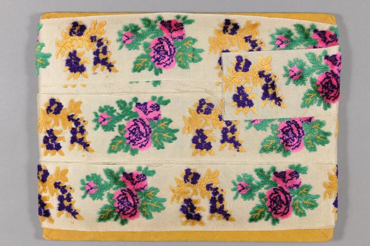 雪白色缎地绒花牡丹桂花纹绦