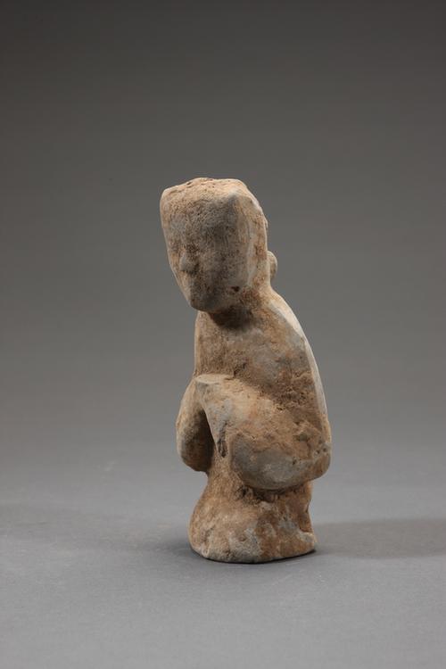 陶画彩拱手女跪俑