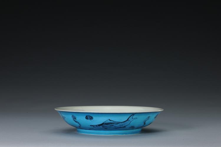 孔雀绿釉鱼藻纹盘