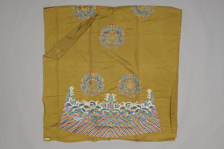 香色绸绣八团有水夔凤金寿字纹袍料