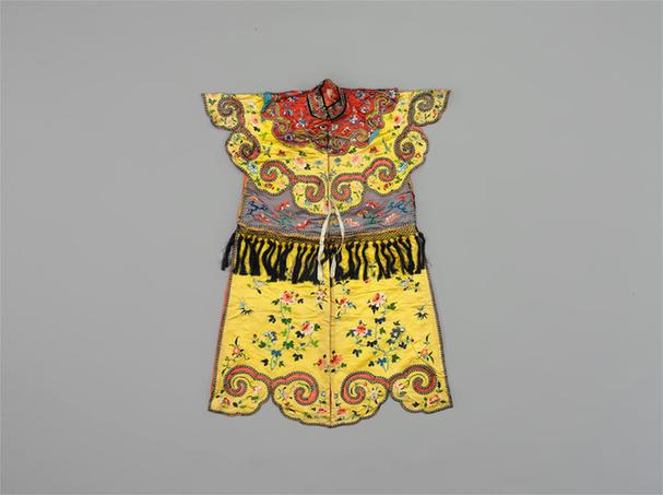 明黄色缎绣折枝花纹排穗宫搭