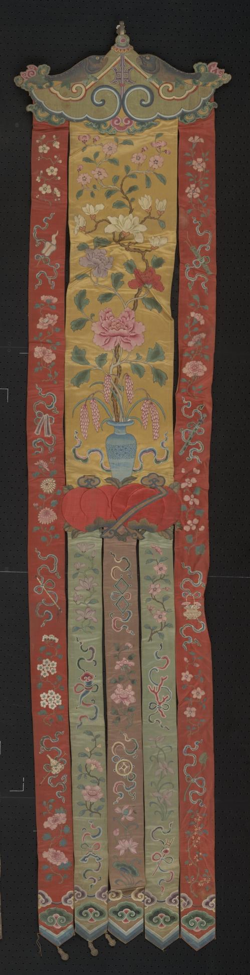 红色缎绘花佛幡