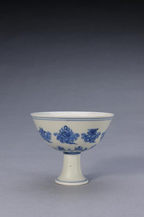 成化款青花八宝纹高足碗