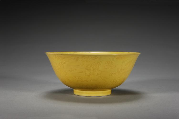 雍正款浇黄釉暗划云鹤纹碗