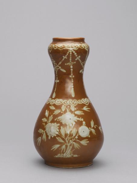 酱釉白花花卉纹瓶