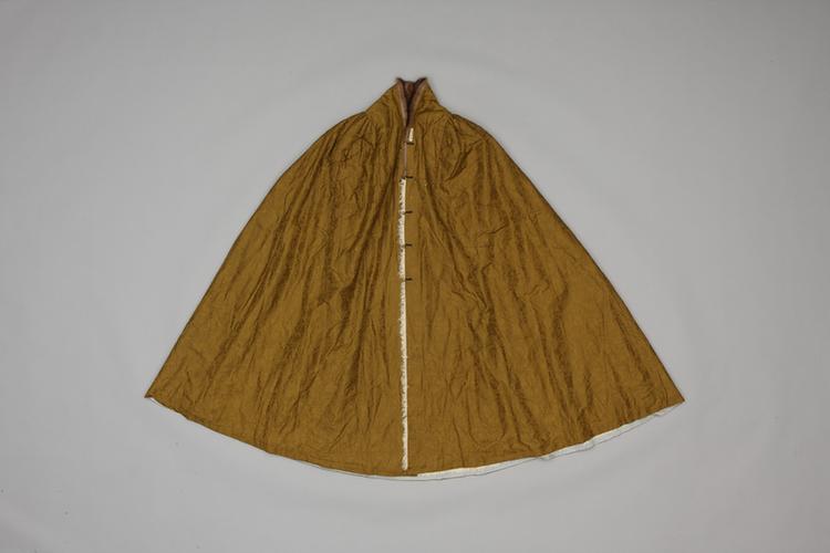 香色勾莲纹暗花绸羊皮斗蓬