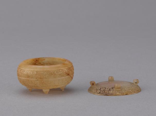 白玉勾云纹盖炉