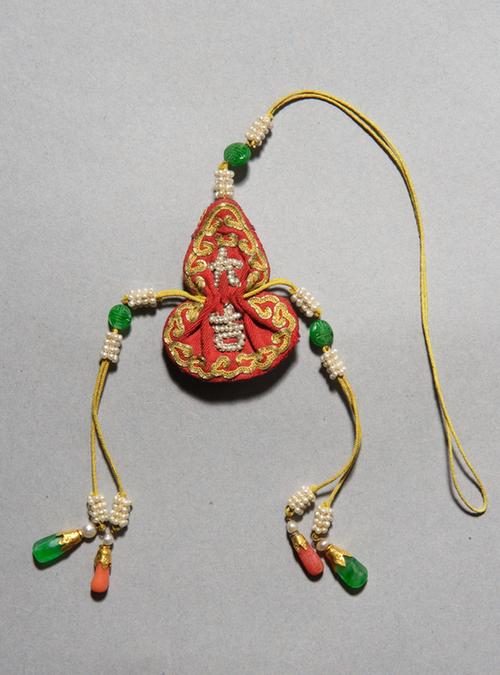 红色绸穿珠平金绣大吉纹葫芦式荷包