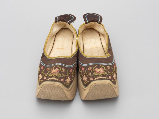 古铜色缎缉线绣莲花纹皂鞋