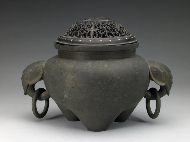 石叟款铜象耳活环海水云龙纹炉