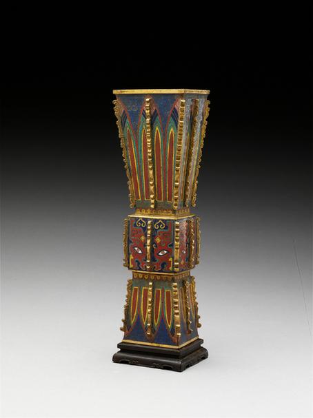 乾隆款掐丝珐琅蕉叶纹出戟花觚