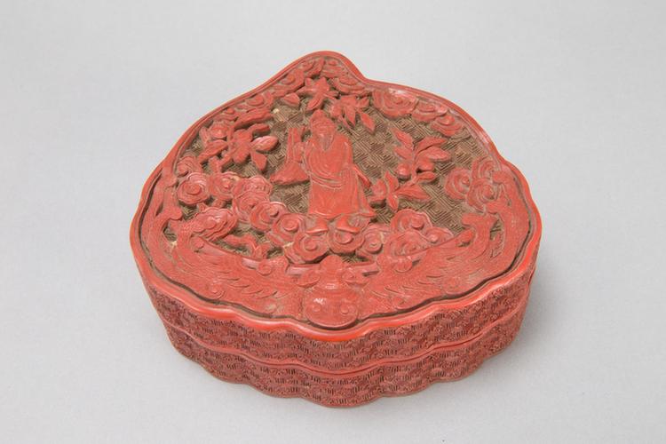 剔红八仙图桃式盒