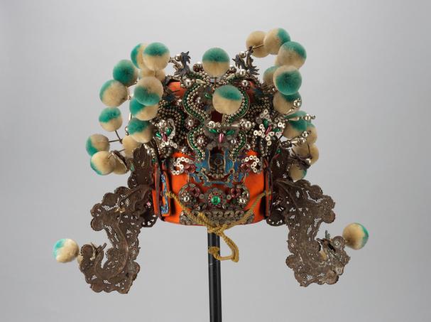 杏黄色缎串玻璃珠龙蝶花纹带白绿绒球夫子盔