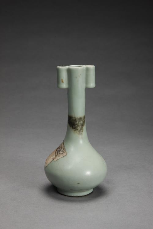 雍正款仿官釉紫斑贯耳瓶