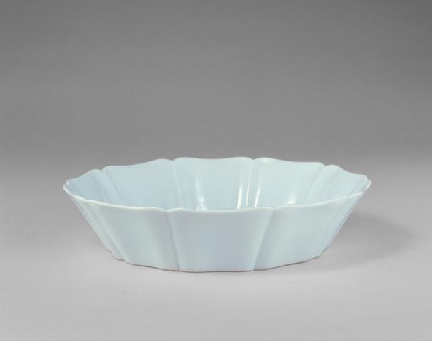 白釉暗划花卉纹洗