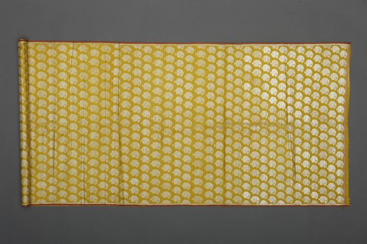 黄色地胡桃纹回回织银锦