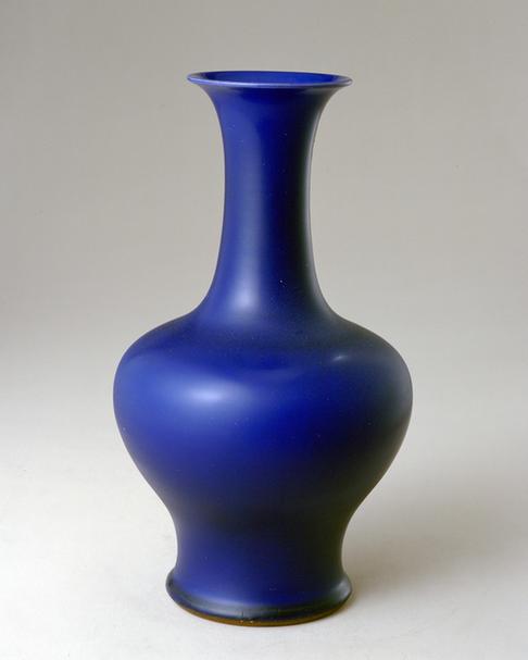 乾隆款茄皮紫釉瓶