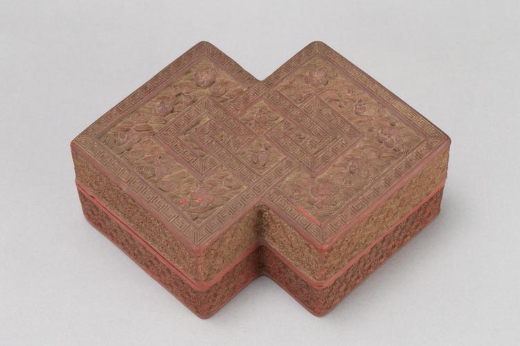 剔红落花流水纹方胜式盒