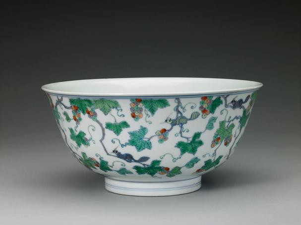 斗彩松鼠葡萄纹大碗