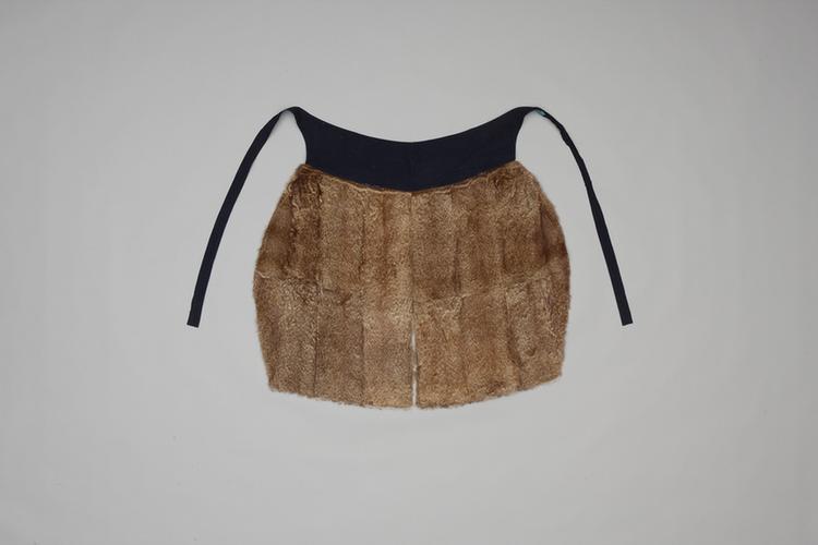 月白色素绸里扫雪貂皮面行裳