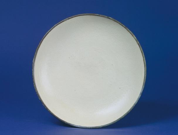 定窑白釉印花缠枝莲纹盘