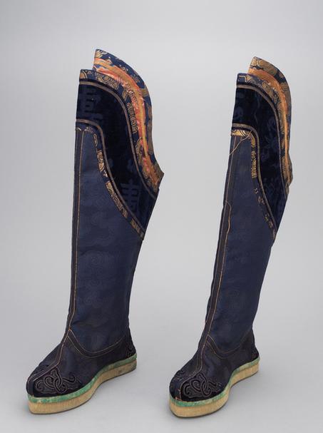 石青色缎绒云纹头尖底靴