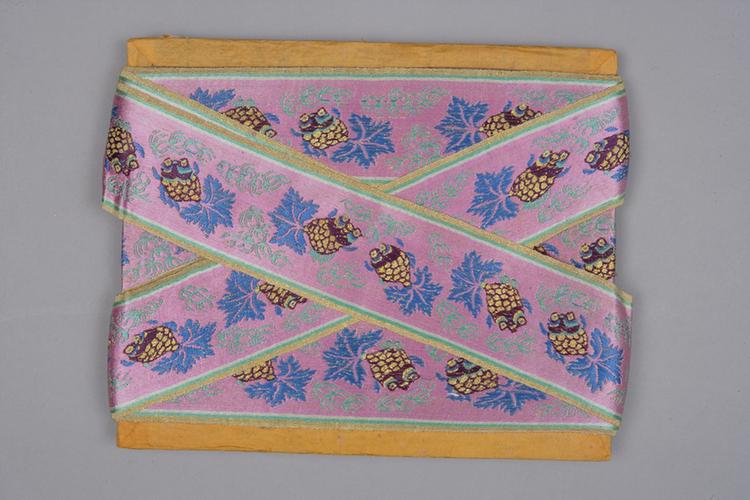 红灰色缎地织金龙睛鱼纹绦