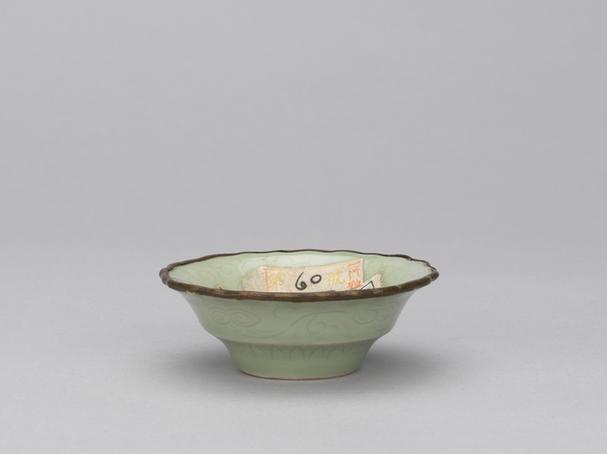 宣德款仿龙泉釉划花碟