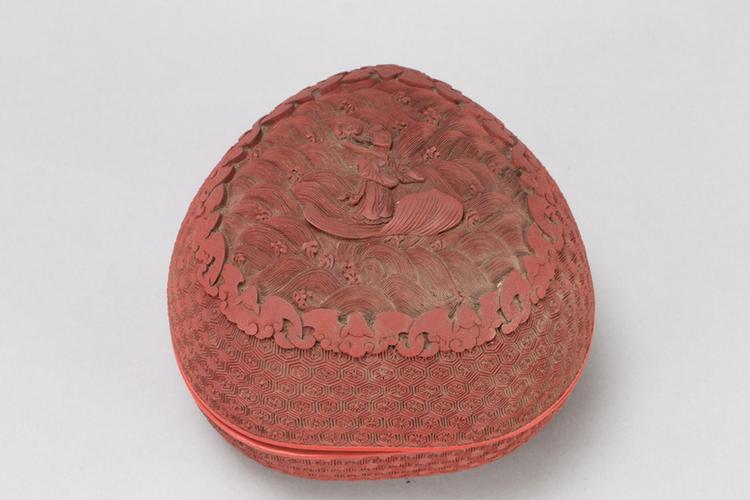 剔红八仙图桃式盒