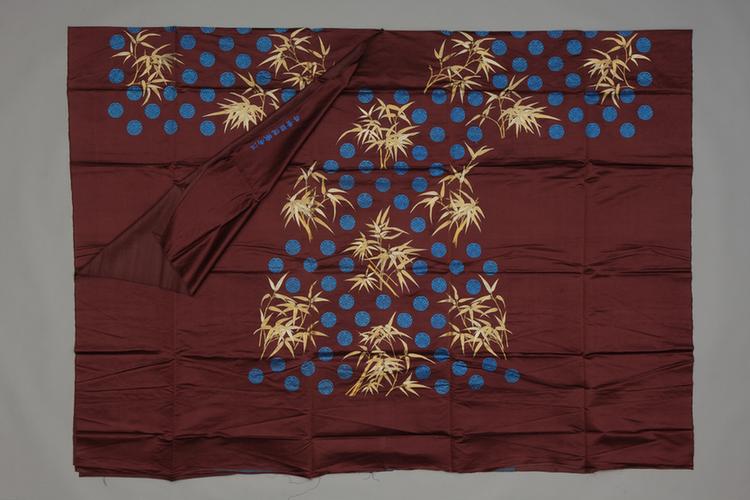 绛色缎绣二色金竹子寿字纹氅衣料