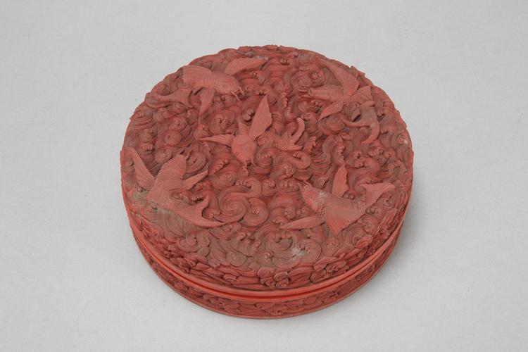 乾隆款剔红飞鱼纹扁圆盒