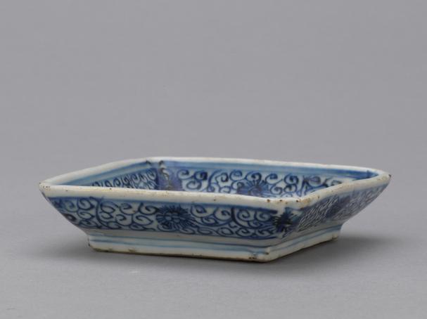 金明汝平款青花缠枝莲纹四方委角碟