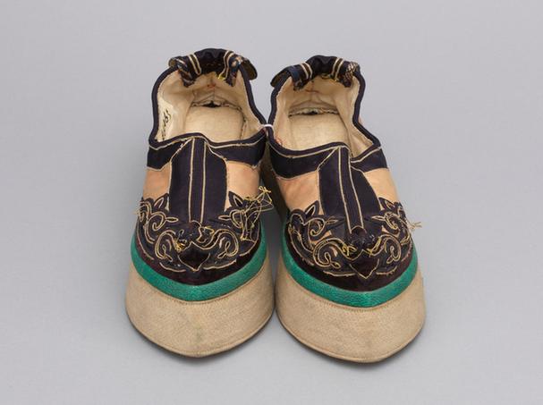 杏黄色缎补绒云纹头尖底鞋