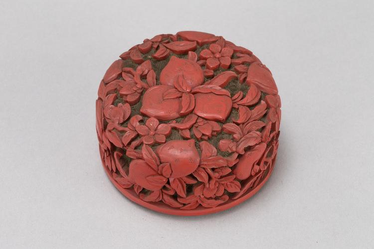 剔红花果纹扁圆盒