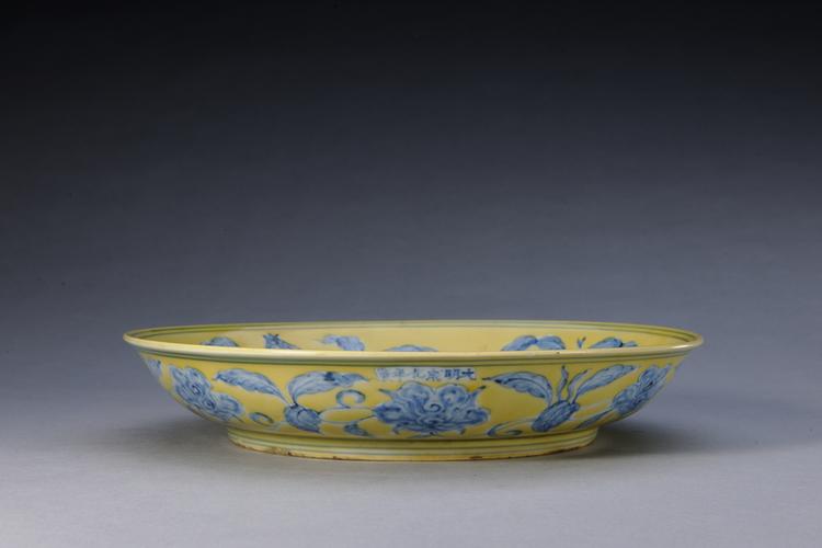成化款黄地青花折枝花果纹盘