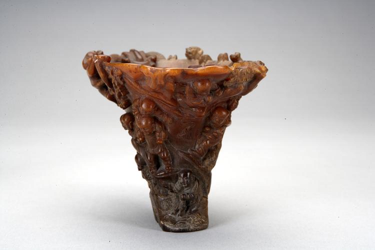 犀角雕婴戏图螭柄杯