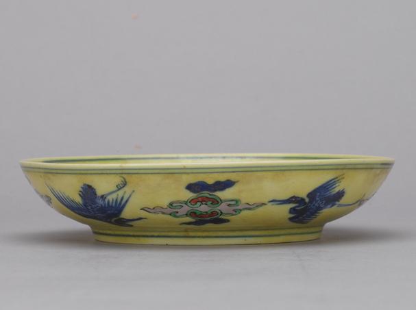 康熙款黄地五彩里云龙外云鹤纹盘