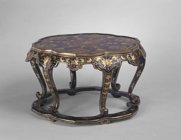 黑漆描金缠枝莲纹菱花式香几