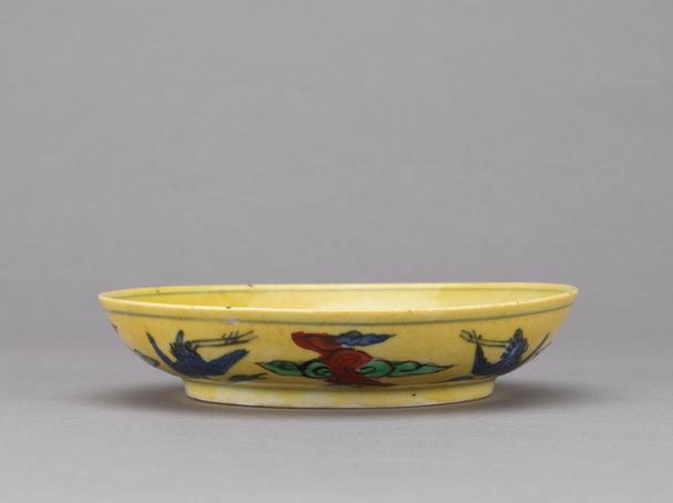 万历款五彩里龙外云鹤纹盘