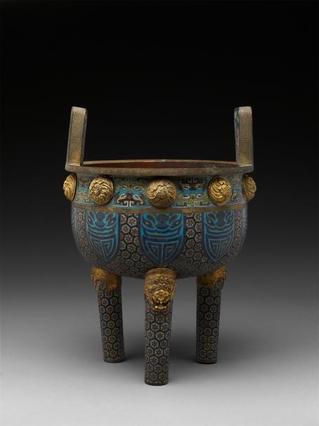 掐丝珐琅锦地兽面纹鼎式三足炉